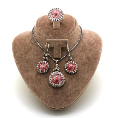 Mine İşlemeli Ve Zirkon Taşlı Gümüş Üçlü Takım